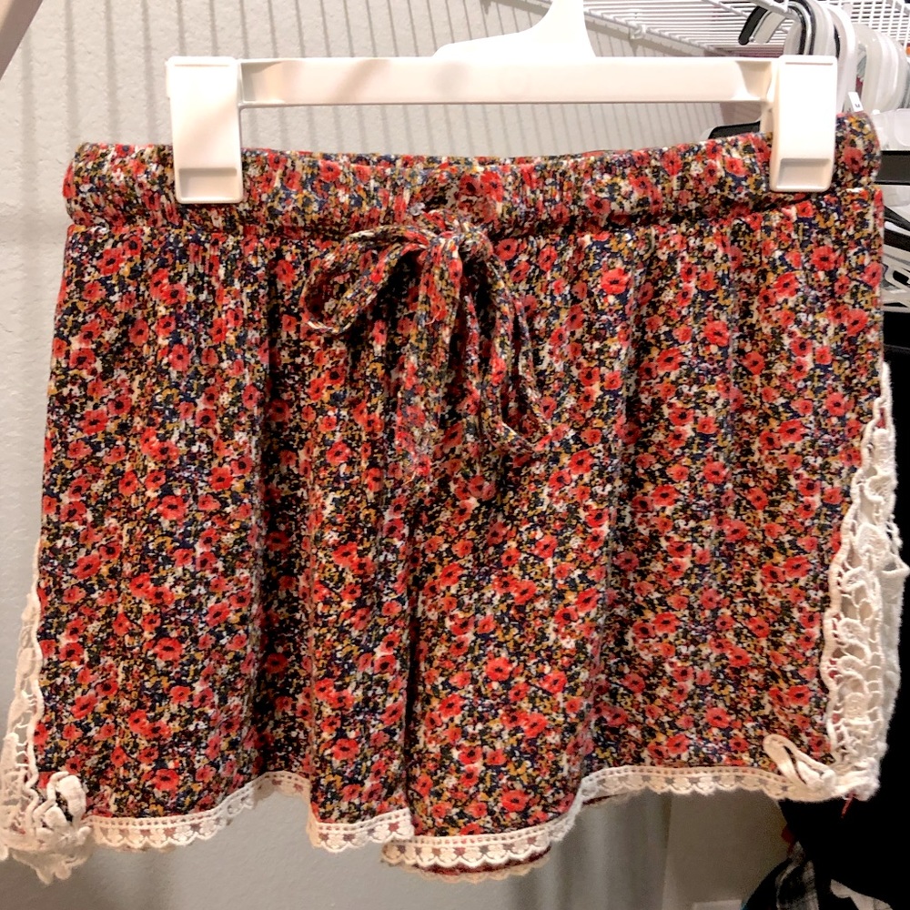 Floral shorts with lace detail
